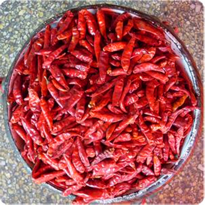 Boulette rouge séchée à l' air Chili couleur rouge foncé avec chapeau