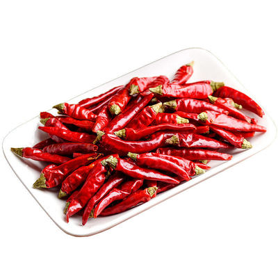Chilli rouge séché à l'air, couleur rouge foncé, herbes uniques, épices