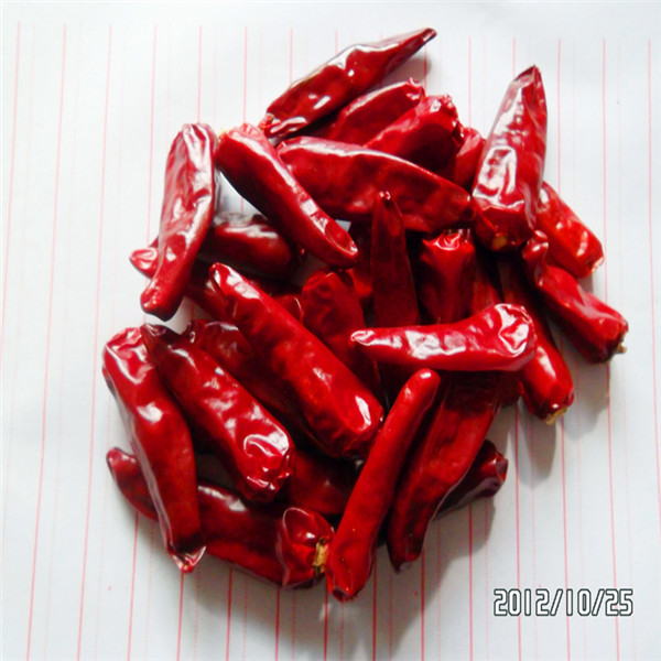 Boulette rouge séchée à l' air Chili couleur rouge foncé avec chapeau